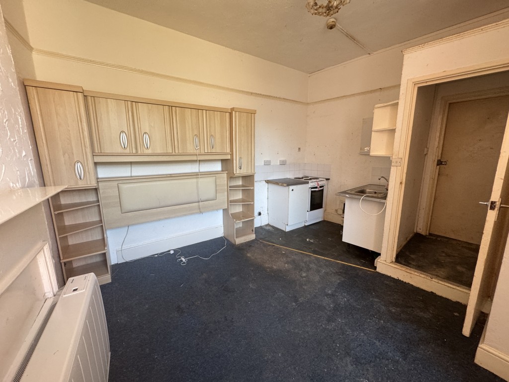 Lot: 173 - MID-TERRACE PROPERTY OVER FOUR FLOORS WITH SEVEN BEDSITS AND TWO SELF-CONTAINED FLATS FOR IMPROVEMENT AND REPAIR - Ground floor room two